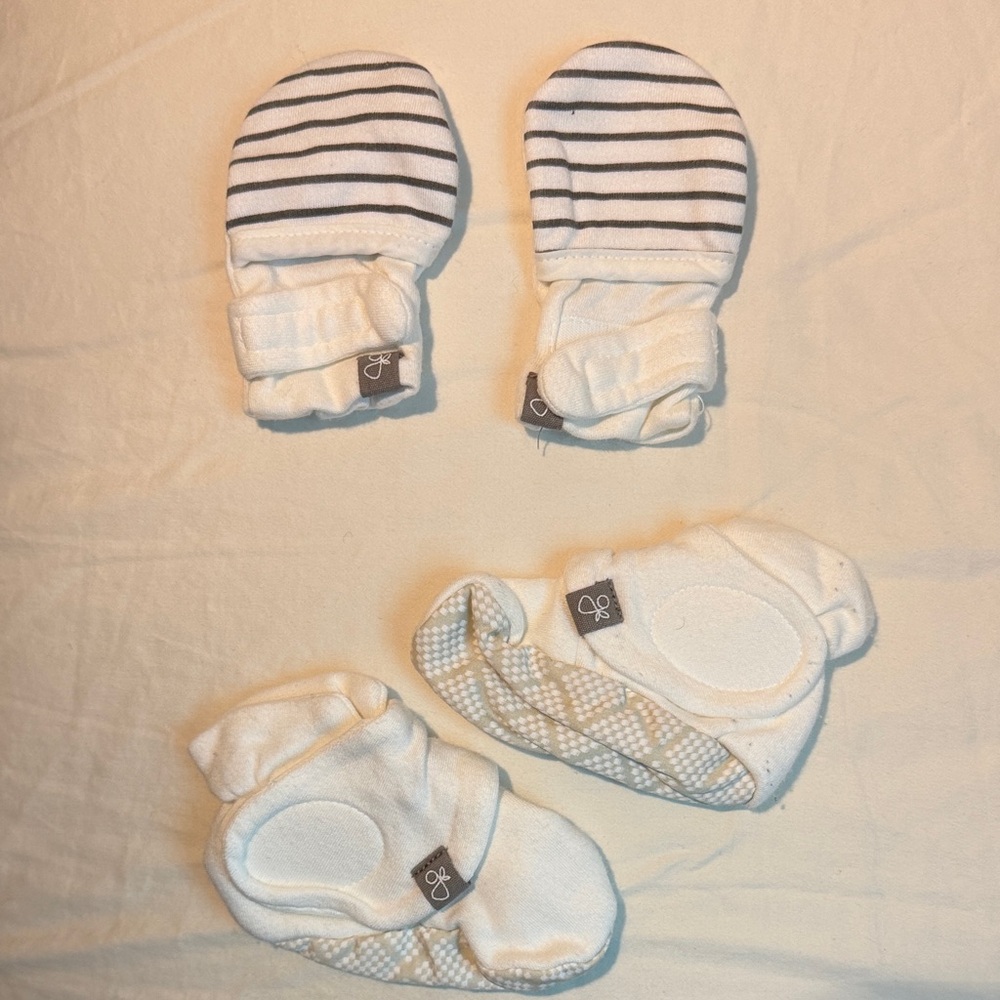 Goumi mitts and booties set